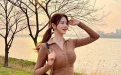 女人迈开腿让男生吃草莓